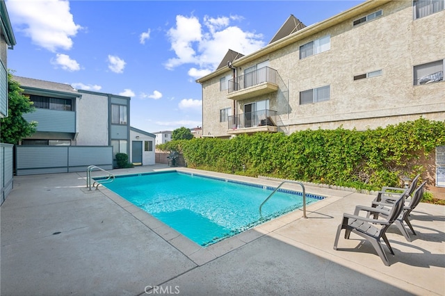 view of swimming pool featuring a patio