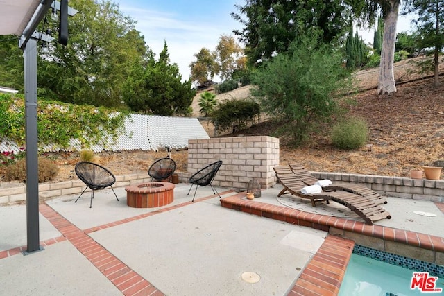 view of patio featuring an outdoor fire pit