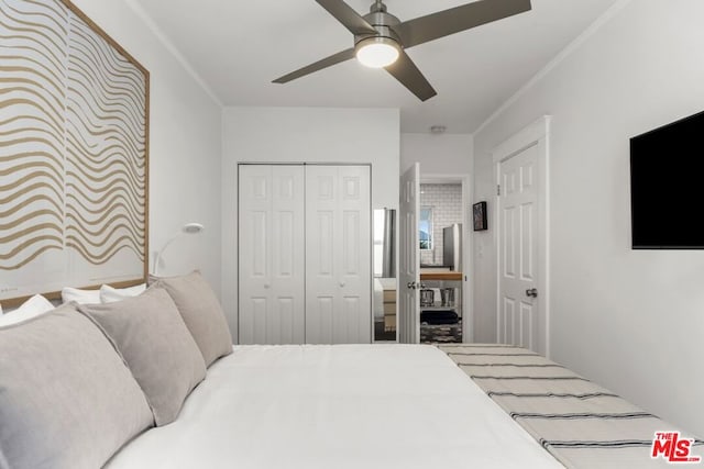 bedroom with crown molding, ceiling fan, and a closet