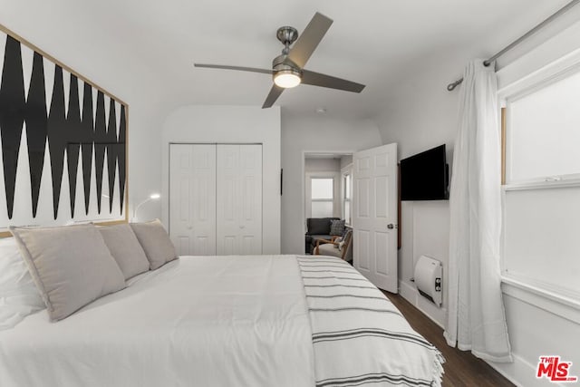 bedroom featuring dark wood-type flooring, ceiling fan, and a closet