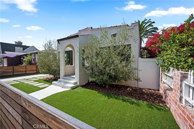 view of front of home featuring a front lawn