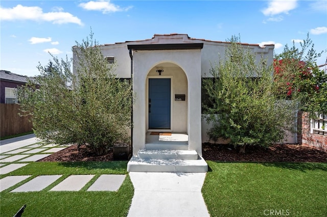 view of front facade with a front yard