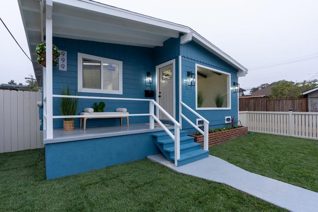 view of front of property featuring a front yard