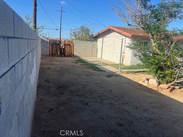 view of yard with a storage unit