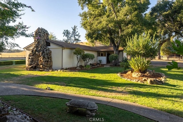 view of front of house featuring a front lawn