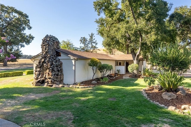 view of front of house featuring a front lawn