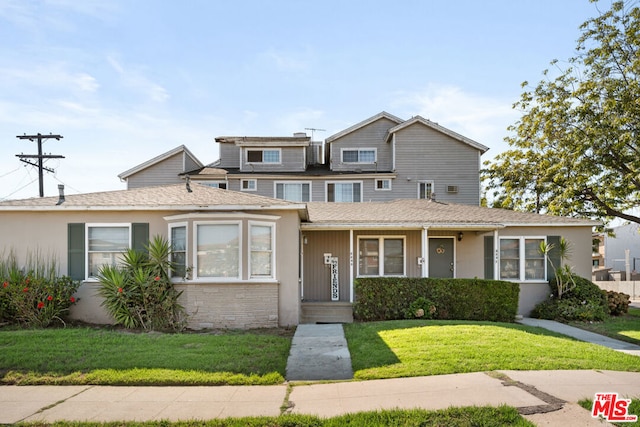 view of front of property featuring a front lawn