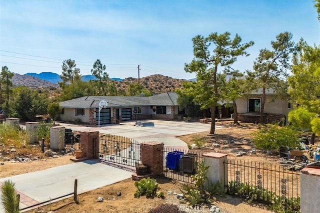 single story home featuring a mountain view