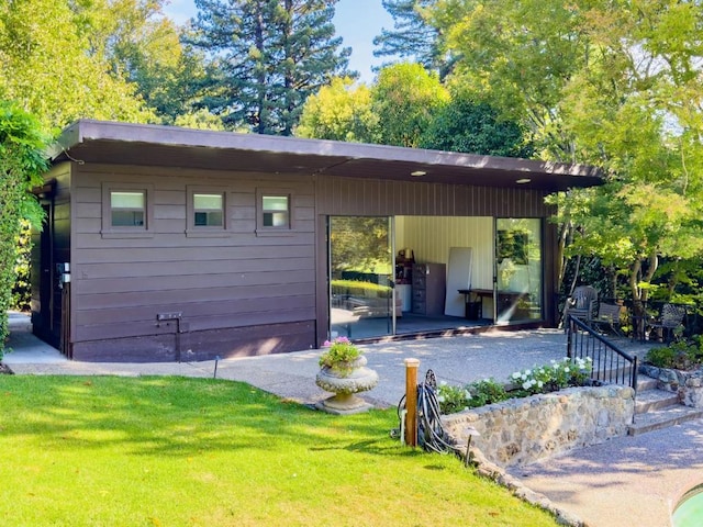 view of outdoor structure featuring a yard