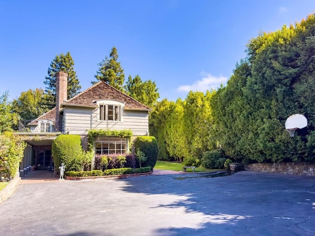 view of front of property featuring basketball court