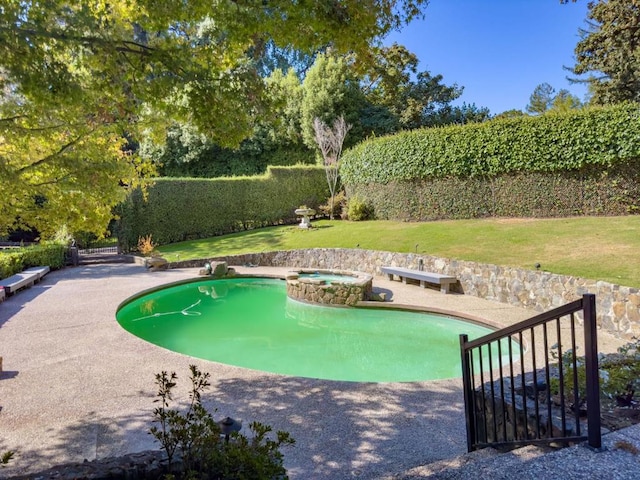 view of pool featuring a lawn and an in ground hot tub