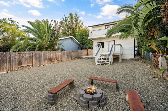 view of yard featuring a fire pit