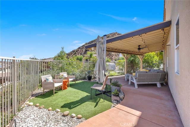 view of yard featuring a patio and ceiling fan