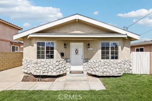 view of front of house featuring a porch and a front lawn