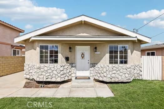 view of front of house featuring a porch and a front lawn