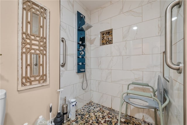 bathroom featuring tiled shower