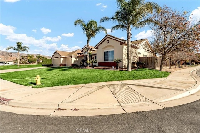 view of front of property featuring a front yard