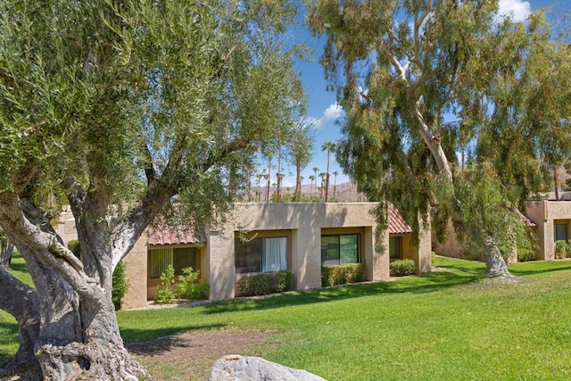 view of front of house featuring a front lawn