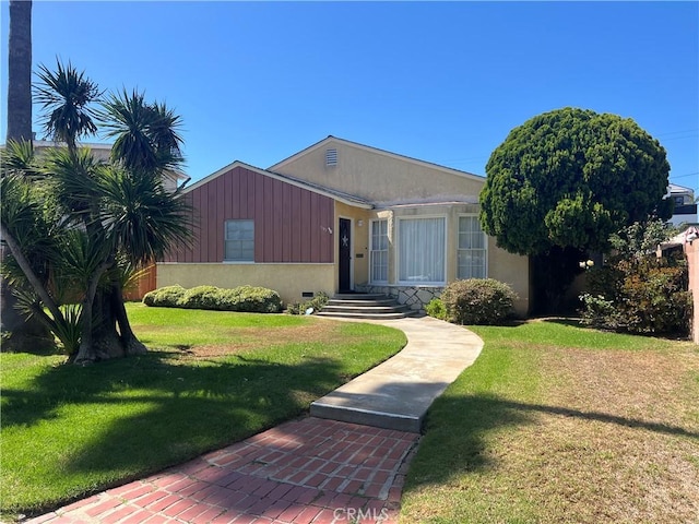 view of front of property with a front yard