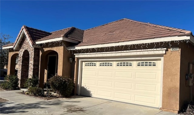 view of front facade featuring a garage