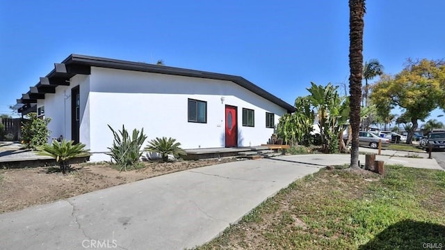 view of front facade featuring stucco siding