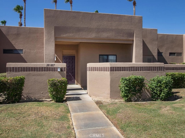 view of front of property with a front yard