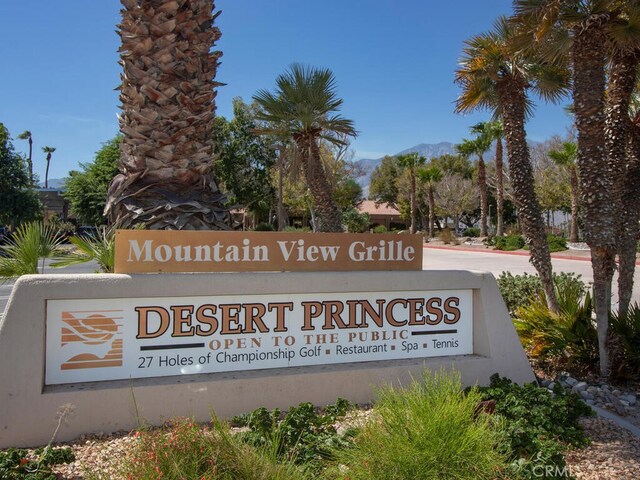 community / neighborhood sign featuring a mountain view