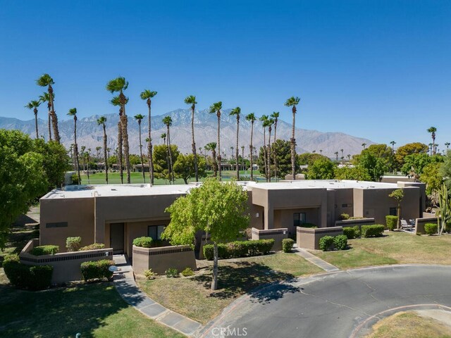 view of front of house featuring a front lawn and a mountain view