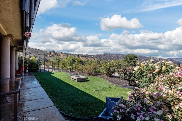 view of yard featuring a mountain view