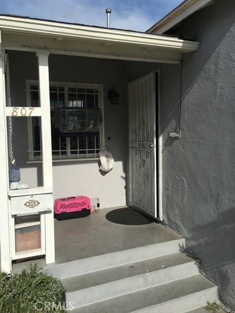 view of exterior entry with stucco siding