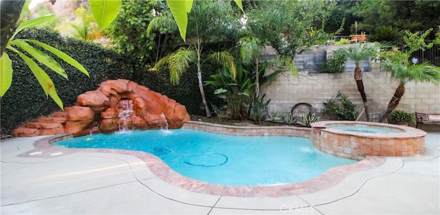 view of pool featuring an in ground hot tub and pool water feature