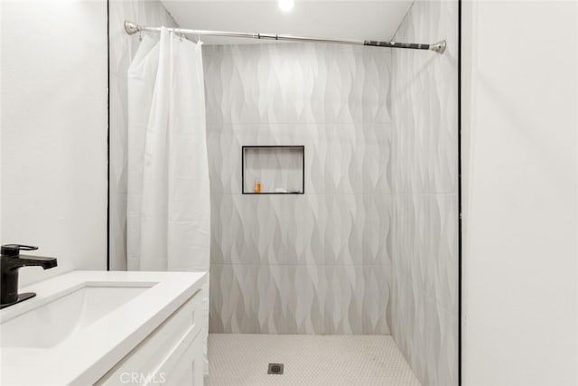 bathroom featuring a shower with curtain and vanity