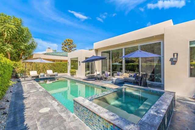 view of pool with an in ground hot tub, a patio area, and an outdoor hangout area