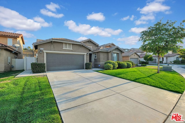 view of front of property featuring a front lawn and a garage