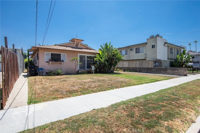 view of front of property with a front yard