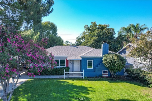 view of front of property featuring a front lawn