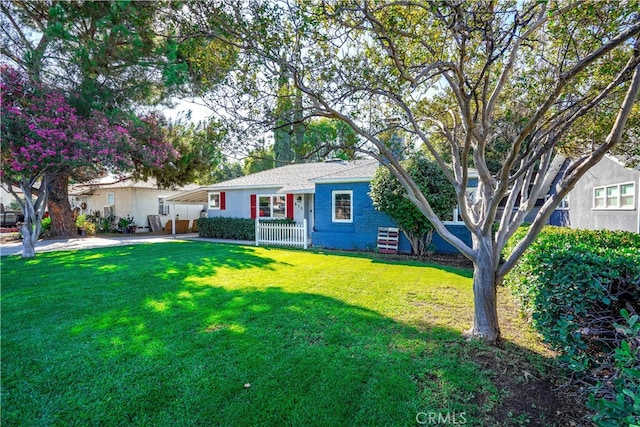 single story home featuring a front yard