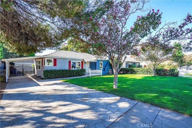 view of front of home featuring a carport and a front lawn