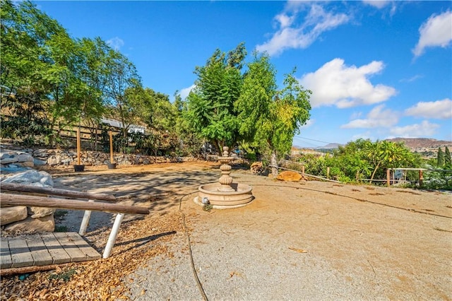 view of yard featuring a mountain view