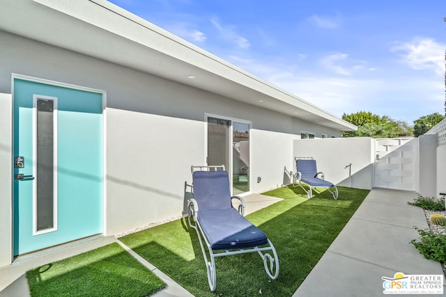 view of yard featuring a patio area