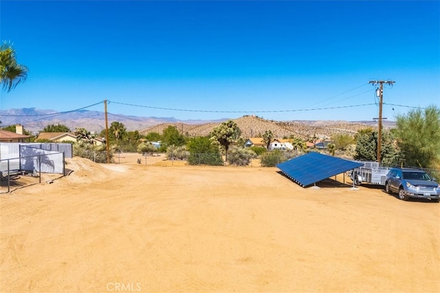 view of yard featuring a mountain view