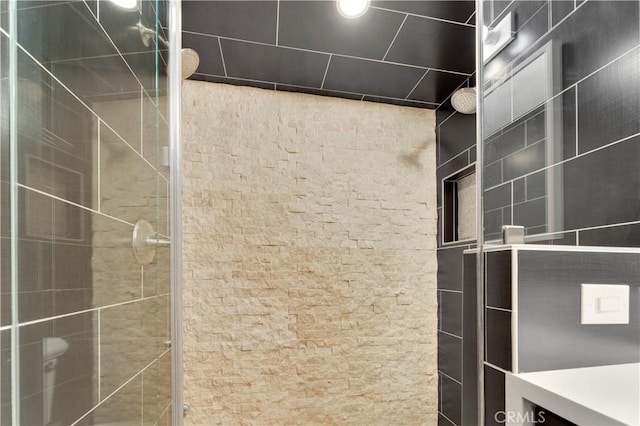 bathroom featuring tiled shower