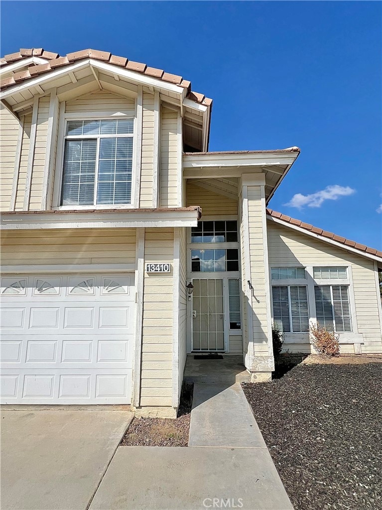 view of front of house featuring a garage