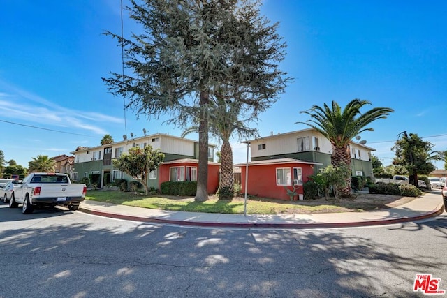 view of front of property featuring a front lawn