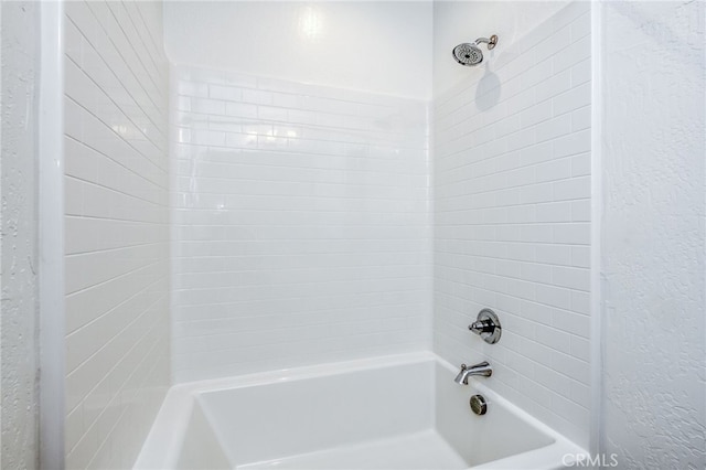 bathroom with tiled shower / bath