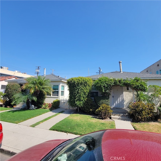 view of front of property featuring a front lawn