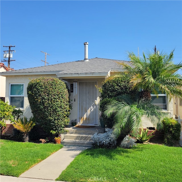 view of front of property with a front lawn