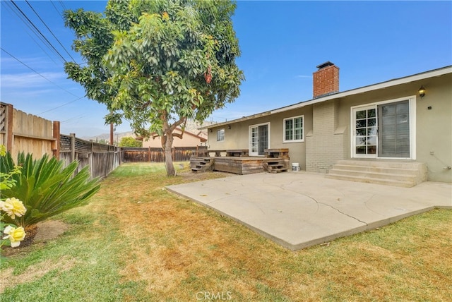 view of yard featuring a patio area