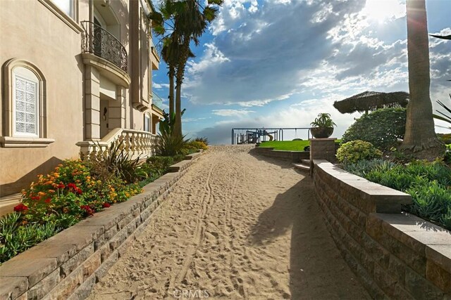 view of yard featuring a balcony