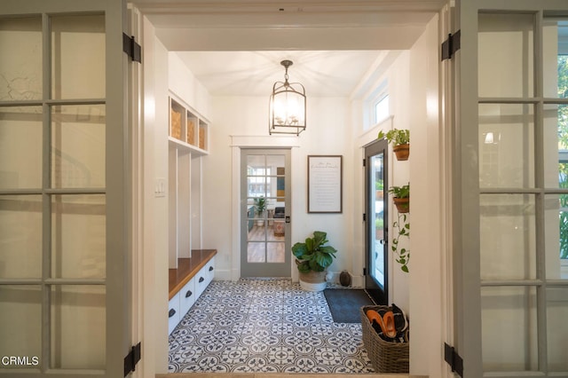 mudroom featuring an inviting chandelier